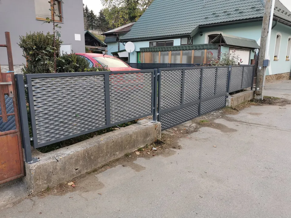 Plot z ťahokovu pozdĺž ulice
